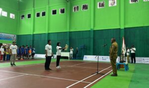 Asisten II Bidang Perekonomian, Aroby Hindom, S.Sos., M.Si., resmi membuka Event Bulu Tangkis Bupati Cup V yang dilaksanakan Selasa (5/11/2024) di Gedung Olahraga Bulu Tangkis Fakfak dalam rangka menyongsong HUT ke-124 Kota Pala Fakfak