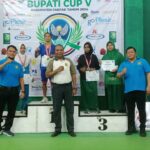 Foto bersama saat penyerahan piala Bupati Cup V untuk Kategori Remaja Putri oleh Asisten II Setda Aroby Hindom, Ketua PBSI Fakfak, Widhi Asmoro Jati, dan sekretaris PBSI Fakfak Muhammad Taufik Syafaat