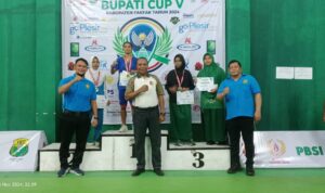 Foto bersama saat penyerahan piala Bupati Cup V untuk Kategori Remaja Putri oleh Asisten II Setda Aroby Hindom, Ketua PBSI Fakfak, Widhi Asmoro Jati, dan sekretaris PBSI Fakfak Muhammad Taufik Syafaat