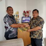 Plh. Kepala Dinas Perkebunan Fakfak, Widhi Asmoro Jati, ST, menyerahkan daftar nama penerima manfaat kepada Kepala Bank Papua Cabang Fakfak, Dedy Iskandar dalam program Pemeliharaan Tanaman Pala Unggulan Fakfak.