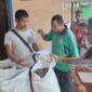 Kasie Pengawasan Komoditi Perkebunan, Dinas Perkebunan Fakfak, George Weruma, S.ST., membagikan Surat Edaran Pjs. Bupati Fakfak ke para pedagang pengumpul, pedagang besar, pedagang grosir, dan pedagang antar pulau dan melakukan inspeksi lapangan untuk memastikan bahwa ketentuan Surat Edaran Bupati berjalan dengan baik.