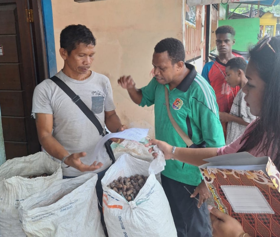 Kasie Pengawasan Komoditi Perkebunan, Dinas Perkebunan Fakfak, George Weruma, S.ST., membagikan Surat Edaran Pjs. Bupati Fakfak ke para pedagang pengumpul, pedagang besar, pedagang grosir, dan pedagang antar pulau dan melakukan inspeksi lapangan untuk memastikan bahwa ketentuan Surat Edaran Bupati berjalan dengan baik.