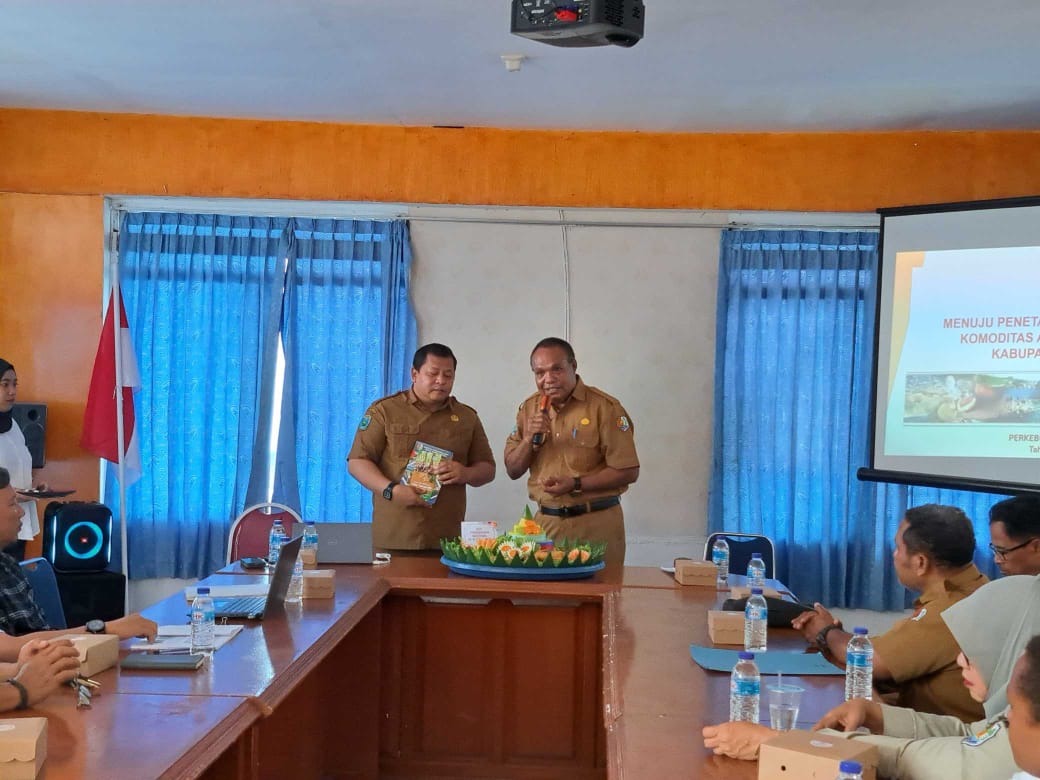 Peringatan Hari Perkebunan Nasional ke-67 yang jatuh pada 10 Desember 2024 dilaksanakan di Ruang Pertemuan Kantor Dinas Perkebunan Fakfak ditandai dengan penyerahan buku secara simbolis oleh Plt. Kepala Dinas Perkebunan Fakfak, Widhi Asmoro Jati, S.T., M.T., kepada Asisten II Setda Kabupaten Fakfak, Arobby Hindom, M.Si