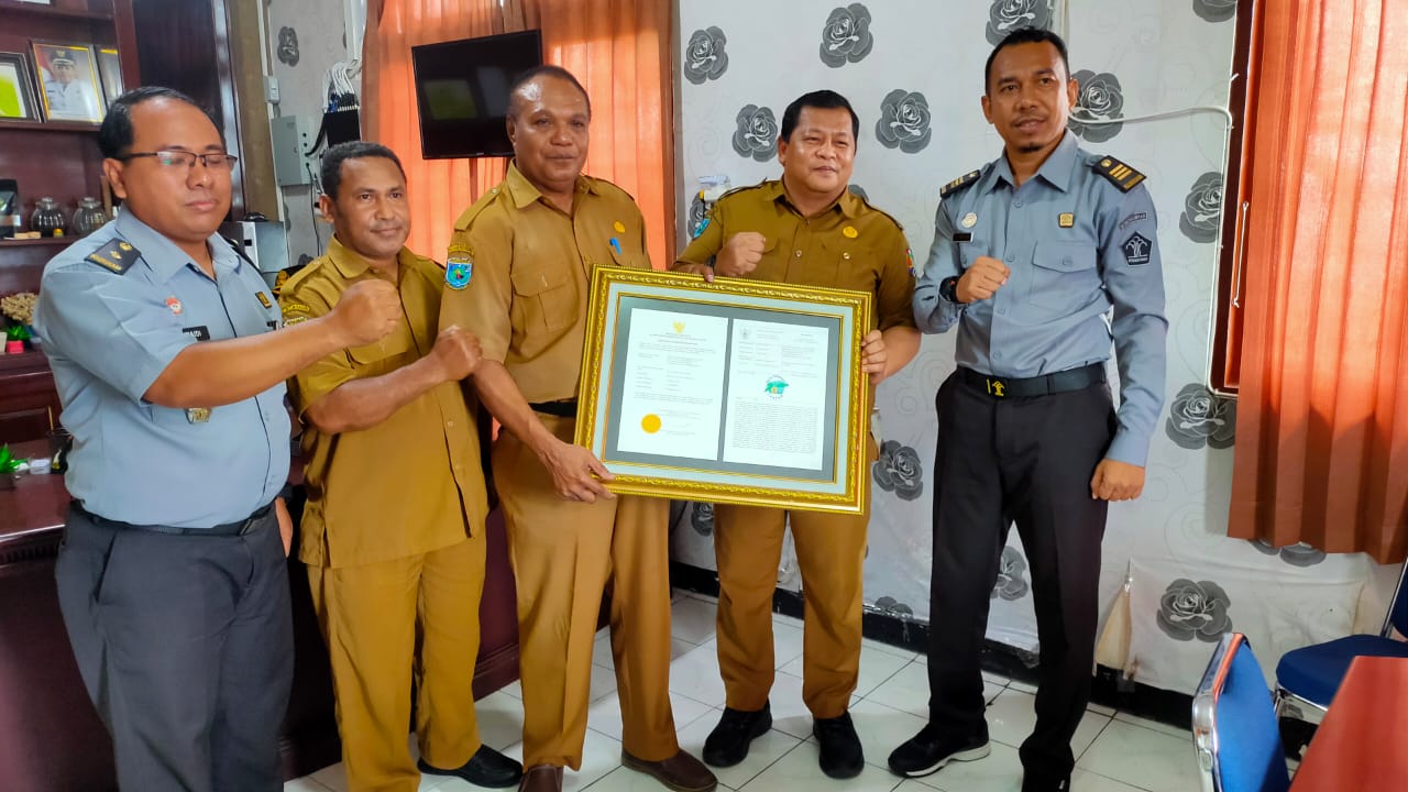 Dinas Perkebunan Fakfak menerima sertifikat Hak Kekayaan Intelektual (HAKI) Pala Tomandin dari Kementerian Hukum dan HAM Papua Barat dengan tujuan agar Pala Tomandin tetap terjaga keaslian dan diakui sebagai komoditi asli Fakfak.