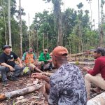 Plt. Kepala Dinas Perkebunan Fakfak Widhi Asmoro Jati, ST.,MT., bersama Ketua Yatefa Amirudin Tuturop ikut melakukan pendampingan terhadap Kelompok Petani Temonggkwaha dalam rangka pembukaan lahan seluas 2 hektare dan penanaman 1.200 bibit Kopi Robusta di kampung Sipatananam.