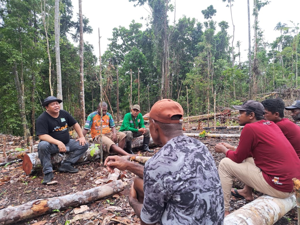 Plt. Kepala Dinas Perkebunan Fakfak Widhi Asmoro Jati, ST.,MT., bersama Ketua Yatefa Amirudin Tuturop ikut melakukan pendampingan terhadap Kelompok Petani Temonggkwaha dalam rangka pembukaan lahan seluas 2 hektare dan penanaman 1.200 bibit Kopi Robusta di kampung Sipatananam.