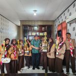 Plt. Kepala Dinas Perkebunan Fakfak, Widhi Asmoro Jati, ST, MT menerima Saka Tarunabumi Fakfak yang menerima penghargaan atas keberhasilan di sejumlah lomba bergengsi, seperti Pionering dan Cerdas Cermat Kepramukaan. Lomba yang diselenggarakan dalam rangka Hari Ulang Tahun Saka Wanabhakti ke-41 tahun 2024.