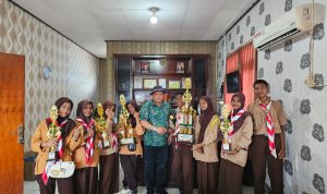 Plt. Kepala Dinas Perkebunan Fakfak, Widhi Asmoro Jati, ST, MT menerima Saka Tarunabumi Fakfak yang menerima penghargaan atas keberhasilan di sejumlah lomba bergengsi, seperti Pionering dan Cerdas Cermat Kepramukaan. Lomba yang diselenggarakan dalam rangka Hari Ulang Tahun Saka Wanabhakti ke-41 tahun 2024.