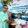 Ketua Yayasan Cahaya Islam Fakfak menyerahkan hadiah lomba dalam rangka Milad ke-3, Rumah Qur'an Cahaya Islam Fakfak