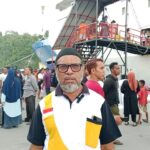 Bapak Muhammad Kabes salah satu pengantar penumpang yang mengantar anaknya dalam perjalanan menuju kota studi menggunakan Moda transportasi laut KM Labobar