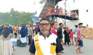 Bapak Muhammad Kabes salah satu pengantar penumpang yang mengantar anaknya dalam perjalanan menuju kota studi menggunakan Moda transportasi laut KM Labobar