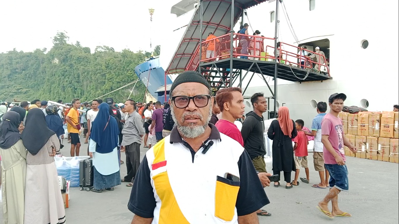 Bapak Muhammad Kabes salah satu pengantar penumpang yang mengantar anaknya dalam perjalanan menuju kota studi menggunakan Moda transportasi laut KM Labobar