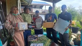 Plt. Kepala Dinas Perkebunan Fakfak, Widhi Asmoro Jati  bersama Perwakilan PT. RSP, Anang Sudirman memberikan bantuan program Corporate Social Responsibility (CSR) berupa 500 kg pupuk yang didistribusikan kepada pekebun lada, kopi, tebu, serta mendukung pengembangan minyak kayu putih di Distrik Bomberay dan Distrik Tomage.