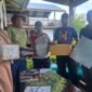 Plt. Kepala Dinas Perkebunan Fakfak, Widhi Asmoro Jati  bersama Perwakilan PT. RSP, Anang Sudirman memberikan bantuan program Corporate Social Responsibility (CSR) berupa 500 kg pupuk yang didistribusikan kepada pekebun lada, kopi, tebu, serta mendukung pengembangan minyak kayu putih di Distrik Bomberay dan Distrik Tomage.