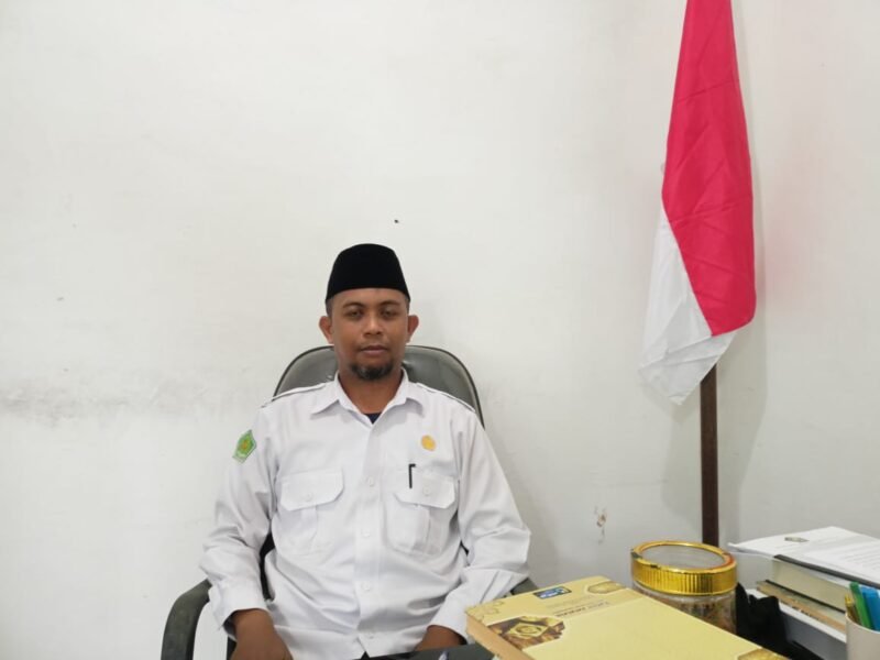 Kepala Kantor Urusan Agama (KUA) Distrik Fakfak, Baharudin M. Munawi saat ditemui wartawan.