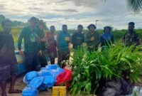 Plt Kepala Dinas Perkebunan Fakfak, Widhi Asmoro Jati, ST, MT memberikan bantuan berupa peralatan penyiraman, pupuk, dan dana,  berharap konsep 1 Kampung 1 Produk unggulan dapat meningkatkan kesejahteraan masyarakat melalui pemanfaatan potensi unggulan di setiap kampung.