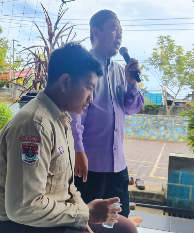 Ustadz Harwan Abdul Latif terapis kesehatan Islami Thibun Nabawi memperkenalkan metode sederhana yang bisa diterapkan siswa untuk meredam emosi negatif.