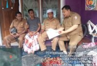 Plt. Kepala Dinas Perkebunan Fakfak, Widhi Asmoro Jati, ST, MT, didampingi oleh Kepala Distrik Fakfak Barat, Abdulah Temongmere melakukan inspeksi langsung terhadap pedagang pengumpul pala guna memastikan tidak adanya praktik pembelian pala sebelum waktu panen yang tepat.