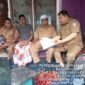 Plt. Kepala Dinas Perkebunan Fakfak, Widhi Asmoro Jati, ST, MT, didampingi oleh Kepala Distrik Fakfak Barat, Abdulah Temongmere melakukan inspeksi langsung terhadap pedagang pengumpul pala guna memastikan tidak adanya praktik pembelian pala sebelum waktu panen yang tepat.