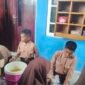 Salah satu siswa kelas VI SD IT As Salaam Fakfak menjajakan dagangannya saat Marketing Day digelar di Sekolah Islam Terpadu (SIT) As Salaam.