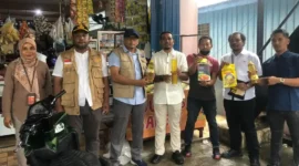 Inspeksi yang dilakukan oleh Kasat Reskrim Polres Fakfak, AKP Arif Usman Rumra, dan Kepala Bidang Perdagangan Disperindag Fakfak, Lukito Saksomo Jati, guna memastikan takaran volume dari produk minyakita.