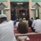 Ustadz Usman Abdul Malik saat menyampaikan pesan mendalam dalam kultum malam ke-29 Ramadan di Masjid Al Munawwarah.