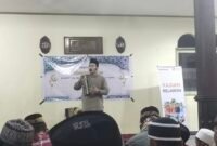 Ustadz Muhammad Misbahhus Salam menyampaikan materi kajian Nuzulul Qur'an yang diselenggarakan berkat kolaborasi Relawan Rumah Zakat Fakfak dan DKM Masjid Jabal Nur.