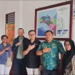 Deputi Kepala Perwakilan BI Papua Barat, Roni Cahyadi ditemani Plt. Kepala Dinas Perkebunan Kabupaten Fakfak, Widhi Asmoro Jati, ST., MT., dalam kunjungan kerja ke koperasi binaan Dinas Perkebunan Fakfak Koperasi Myristica Fakfak.