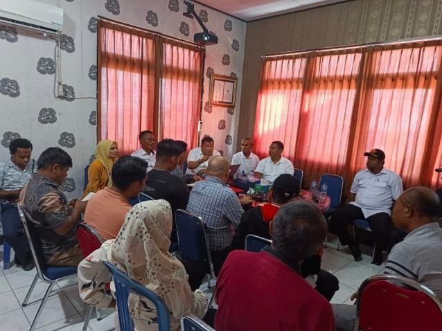 Sosialisasi pemutakhiran tarif retribusi digelar oleh Dinas Perkebunan pada Rabu (23/4/2025) di ruang pertemuan Disbun Fakfak bersama ekosistem komoditas pala, seperti Badan Pendapatan Daerah, Bagian Hukum Setda Fakfak, MPIG-PTF (Masyarakat Perlindungan Indikasi Geografis Pala Tomandin Fakfak), tujuh pedagang grosir antar pulau, koperasi binaan Yayasan Kaleka, penangkar bibit pala, dan pihak Bank Papua Fakfak.