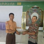 Ketua OSIS Magefa Rahmat Dani Rumagesan menyerahkan Donasi Palestina kepada Koordinator Relawan Rumah Zakat Fakfak untuk disalurkan kepada Rakyat Palestina melalui Rumah Zakat.