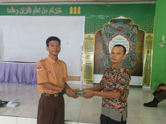 Ketua OSIS Magefa Rahmat Dani Rumagesan menyerahkan Donasi Palestina kepada Koordinator Relawan Rumah Zakat Fakfak untuk disalurkan kepada Rakyat Palestina melalui Rumah Zakat.