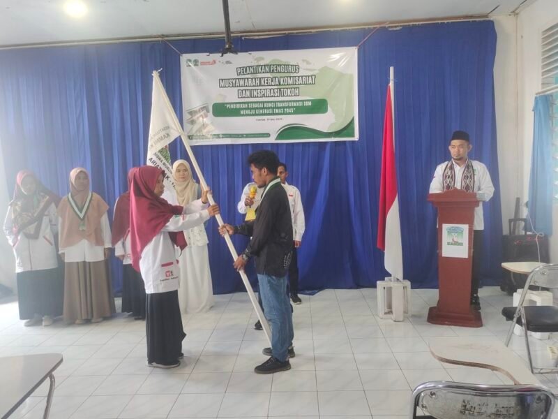 Penyerahan bendera Pataka KAMMI dari Ketua KAMMI Komisariat Fakfak periode 2024-2025 Muhammad Rumbaru kepada  KAMMI Komisariat Fakfak periode 2025-2026 Aslamia Pattielon sebagai simbol penyerahan jabatan kepada pengurus baru.