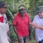 Plt. Kepala Dinas Perkebunan Fakfak Widhi Asmoro Jati, ST., MT., saat bersama masyarakat petani pala.