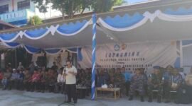 Bupati Fakfak Samaun Dahlan memberikan sambutan saat meresmikan) program biaya pendidikan gratis dan penyediaan seragam sekolah gratis.