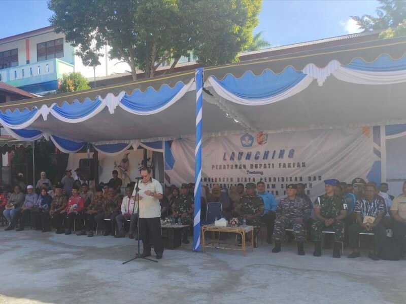 Bupati Fakfak Samaun Dahlan memberikan sambutan saat meresmikan) program biaya pendidikan gratis dan penyediaan seragam sekolah gratis.