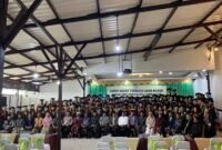 Wisudawan dan wisudawati Sekolah Tinggi Agama Islam Al Mahdi Fakfak yang baru dikukuhkan, berfoto bersama ketua STAIS Al Mahdi dan civitas akademika.