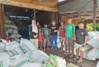 Plt. Kepala Dinas Perkebunan Fakfak Widhi Asmoro Jati, ST., MT melaksanakan pemantauan lapangan kepada pengusaha pala guna meninjau retribusi pala.