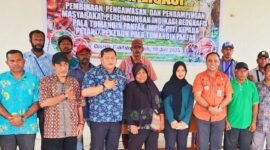Tampak Ketua MPIG-PTF, Abdul Jalil Karoror, SP, MM., bersama Plt. Kepala Dinas Perkebunan, Widhi Asmoro Jati, ST., MT., dan Kepala Distrik Fakfak Tengah, Soleman Temongmere, ST, MM., bersama Para Kepala Kampung dan perangkat kampung se-Distrik Fakfak Tengah berfoto bersama pada kegiatan sosialisasi pentingnya Indikasi Geografis (IG) Pala Tomandin, sekaligus memperkuat tata kelola, pengawasan, serta pendampingan secara langsung kepada masyarakat pala.