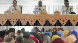 Gubernur Papua Barat, Drs. Dominggus Mandacan, M.Si dan Bupati Fakfak, Samaun Dahlan, S.Sos., M.AP bersama Forum Komunikasi Lintas Masjid Indonesia (Forkolimasi) Papua Barat, menghadiri pertemuan Forkolimasi yang digelar di Kabupaten Fakfak.
