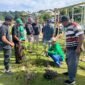 Foto. Plt. Kepala Dinas Perkebunan Fakfak Widhi Asmoro Jati, ST., MT bersama staf baik dari Dinas Perkebunan Fakfak itu sendiri dan Staf RRI Fakfak menanam sejumlah pohon disekitaran kawasan hijau RTH Ma'ruf Amin.