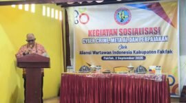 Foto. Ketua AWI Fakfak H. Tatag Y. Risthono, saat menyampaikan sambutan pada kegiatan sosialisasi bertajuk Kejahatan Cyber, Pemahaman Meta AI, dan Perpajakan di Era Digital yang dilaksanakan AWI Fakfak.