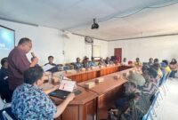 Foto. Asisten Perekonomian dan Pembangunan Setda Fakfak, Aroby Hindom, S.Sos., M.Si., mewakili Bupati Fakfak menyampaikan apresiasi atas inisiatif Dinas Perkebunan yang menghadirkan BMKG untuk mendukung para pekebun pala menghadapi tantangan iklim.