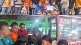 Foto. Beberapa Mahasiswa dari berbagai organisasi yang tergabung dalam organisasi kepemudaan kelompok Cipayung kabupaten Fakfak melakukan pendataan pedagang korban kebakaran di 2019 yang belum mendapat lokasi di plaza tambaruni.