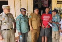 Foto. Plt. Kepala Dinas Perkebunan Widhi Asmoro Jati, ST., MT bersama staf dan Satpol PP melaksanakan sidak pada pengusaha  pala dalam rangka menertibkan pedagang pala yang menjual pala muda.