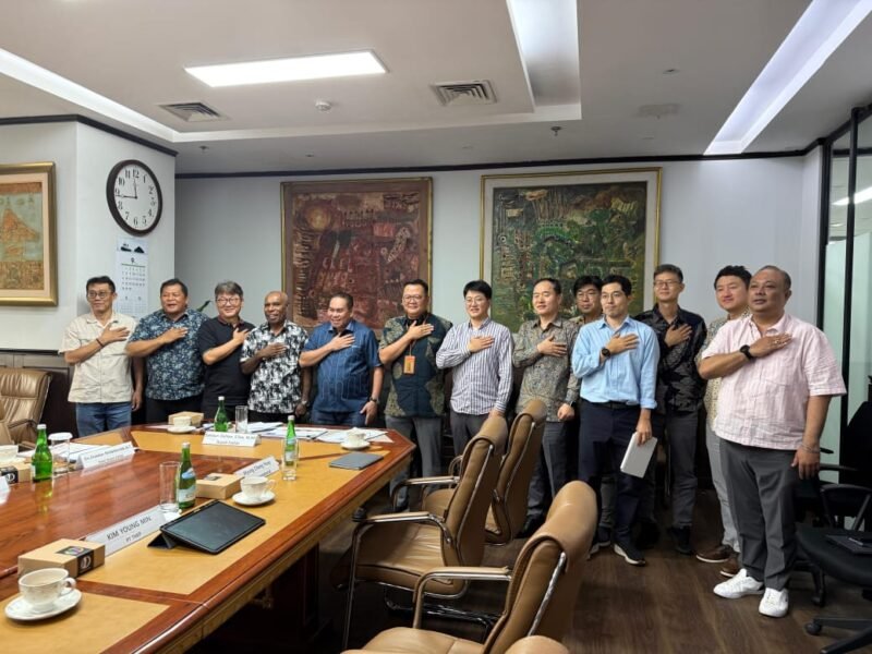 Foto. Bupati Kabupaten Fakfak Samaun Dahlan, Wakil Bupati Kabupaten Fakfak Donatus Nimbitkendik dan Plt. Kepala Dinas Perkebunan Fakfak Widhi Asmoro Jati bersama Investor Asal Korea Selatan yang berminat menanamkan modal pada komoditas Pala.