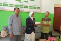 Foto. Penyerahan Donasi Palestina dari OSIM MTs Negeri Fakfak kepada Rumah Zakat.