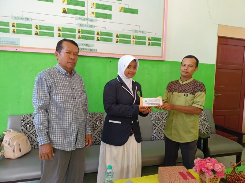 Foto. Penyerahan Donasi Palestina dari OSIM MTs Negeri Fakfak kepada Rumah Zakat.