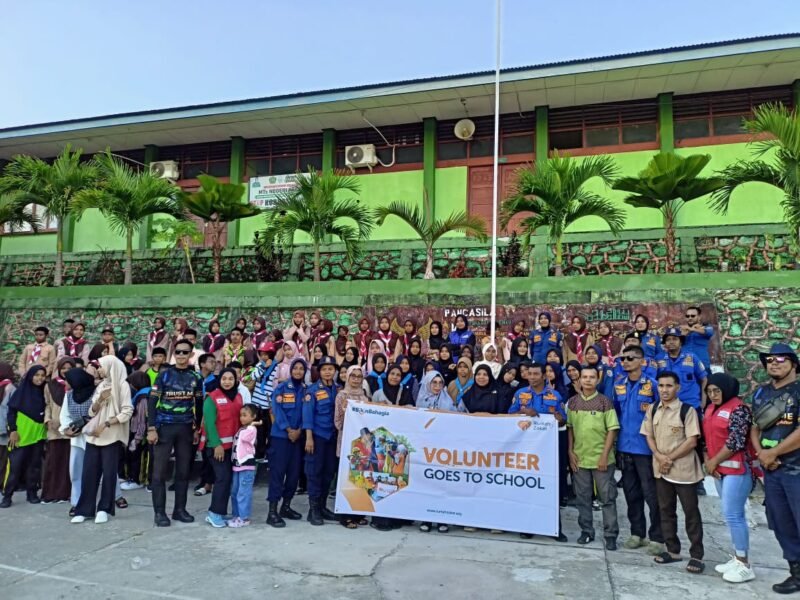 Foto. Kolaborasi Kegiatan Volunteer Goes To School Relawan Rumah Zakat Fakfak bersama Pemadam Kebakaran Fakfak, Osim MTs Negeri Fakfak, Ekstrakurikuler Pramuka MTs Negeri Fakfak, Ekstrakurikuler Pramuka SMP Negeri 6 PGRI Fakfak, dan PMR MTs Negeri Fakfak.