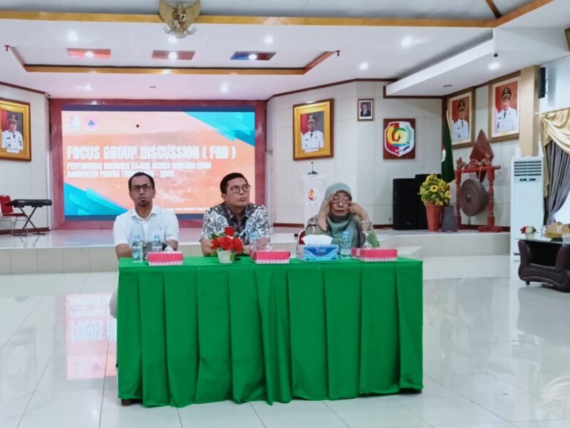 Foto. Sekretaris BPBD Ibu Rima Idrus saat kegiatan FGD Penyusunan Kajian Resiko Bencana.