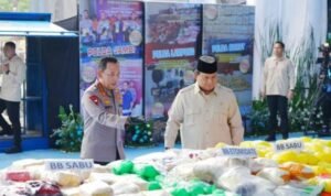 Foto. Presiden Prabowo Subianto didamping Kapolri Listyo Sigit Prabowo dalam acara pemusnahan barang bukti narkotika seberat 214,84 ton senilai sekitar Rp 29,37 triliun di Lapangan Bhayangkara, Jakarta Selatan.